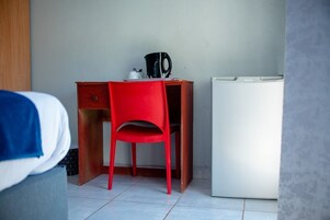 Escritorio, espacio para trabajar con laptop y wifi gratis 