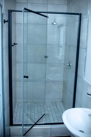 Bathroom shower - LUGOGO GUESTHOUSE (Thohoyandou)