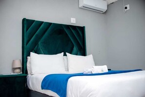 โต๊ะทำงาน, พื้นที่ทำงานแบบใช้แล็ปท็อป, Wi-Fi ฟรี, ทางสำหรับรถเข็น