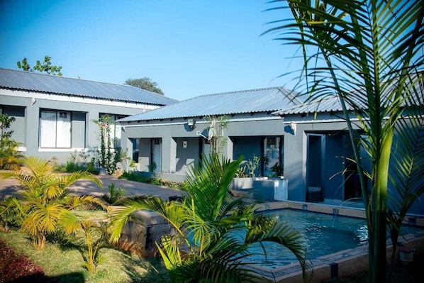 Outdoor pool - LUGOGO GUESTHOUSE (Thohoyandou)