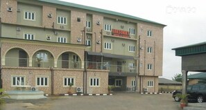 Front of property - Lekosokky Hotel and Suites (Ijoko)