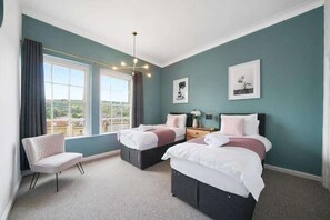 3 bedrooms, iron/ironing board, internet, bed sheets