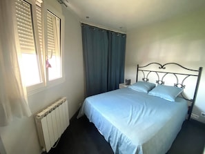 1 bedroom, bed sheets