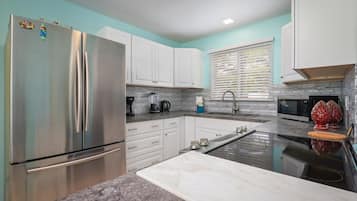 Frigorífico, microondas, horno y placa de cocina