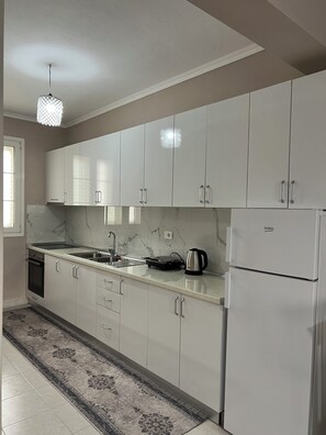 Fridge, oven, electric kettle, toaster - Elodi’s Villa (Fushkruje)