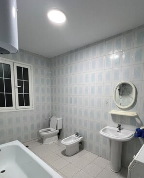 Shower, hair dryer, bidet, towels - Elodi’s Villa (Fushkruje)
