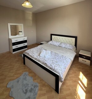 3 bedrooms, iron/ironing board, travel crib, free WiFi - Elodi’s Villa (Fushkruje)