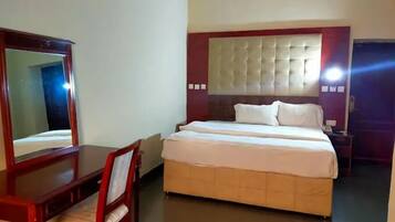 Phòng Deluxe, ban công, quang cảnh thành phố | Bàn, khu vực làm việc phù hợp cho laptop, màn/rèm cản sáng