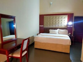 Escritorio, espacio para trabajar con laptop y cortinas blackout 