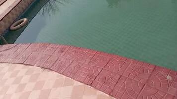 Hồ bơi ngoài trời