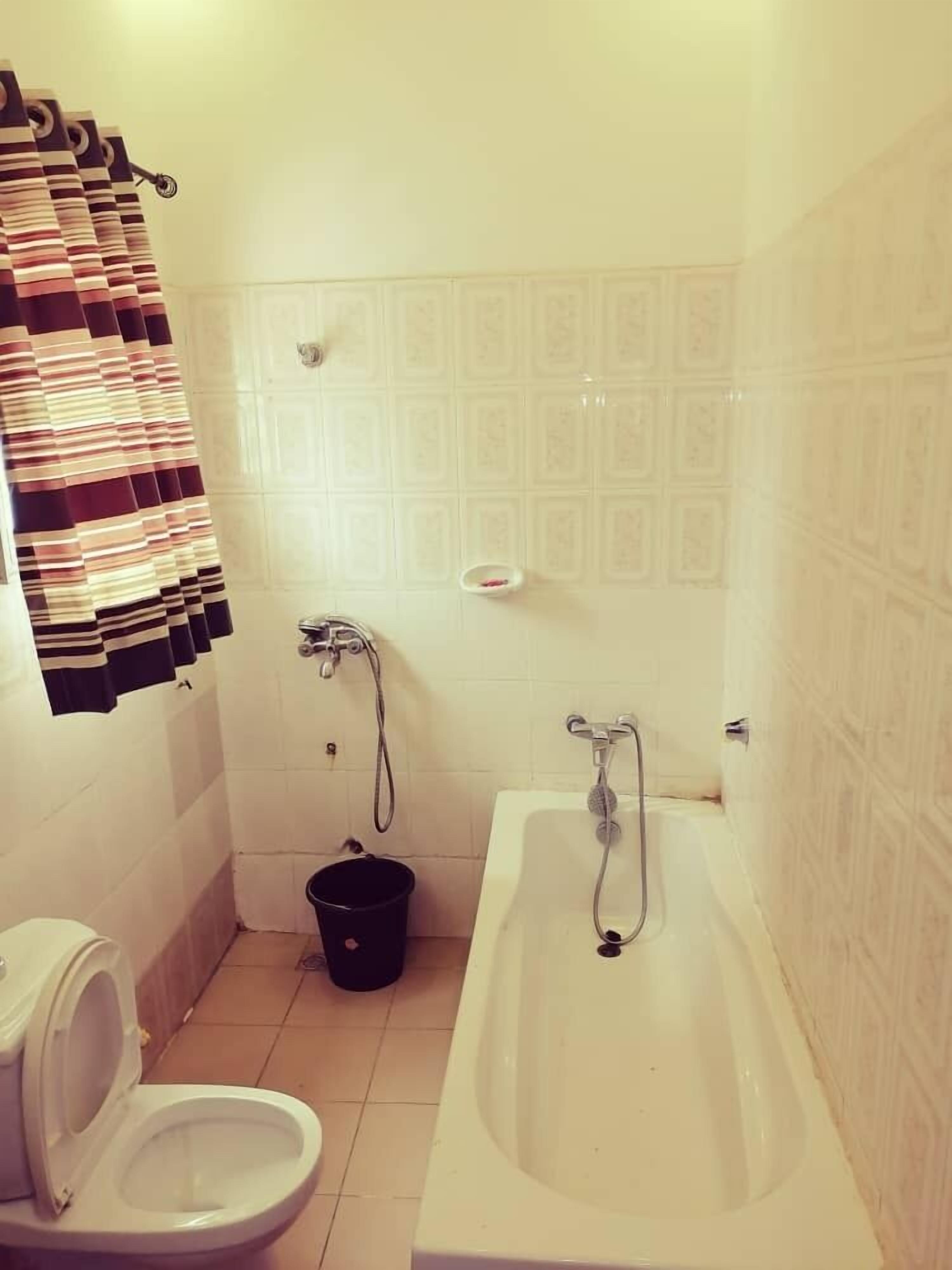 Un baño con inodoro, bañera y ducha.