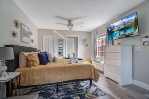 Planxa i posts de planxar, un bressol de viatge, wifi i roba de llit 