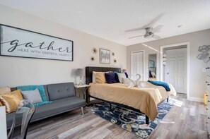 Tabla de planchar con plancha, cuna de viaje, wifi y ropa de cama