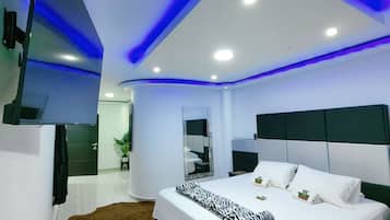 Deluxe Suite, City View | Desk, free WiFi