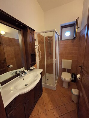 Dusche, Haartrockner, Handtücher, Seife