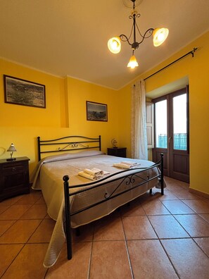 7 habitaciones, tabla de planchar con plancha, wifi y ropa de cama 