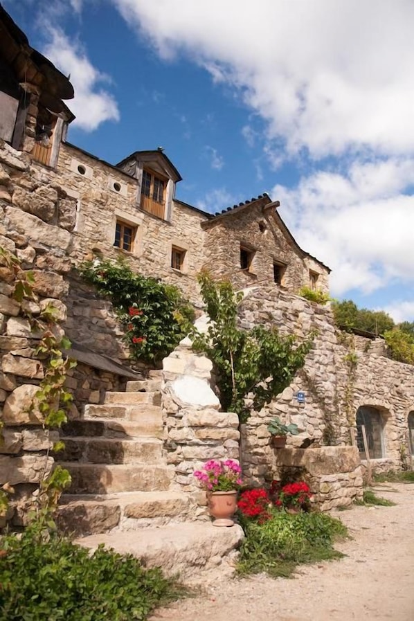 Unclassified image, 1 of 40, button - La ferme des Cévennes (Florac)
