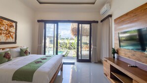 Una habitación de hotel moderna con una cama grande, un televisor y un ventanal corredero que da a un balcón con vistas al exterior.