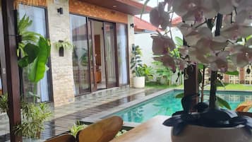 Villa clásica, 2 habitaciones, piscina privada | Escritorio, espacio para trabajar con un portátil, wifi gratis