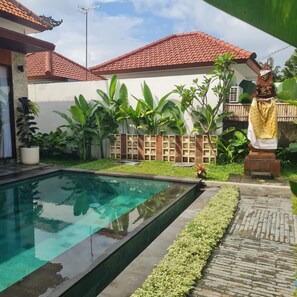 Una piscina al aire libre