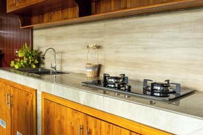 Classic Villa, 2 Bedrooms, Private Pool | Private kitchen | Fridge, stovetop, cookware/dishes/utensils - Siddhi Villa Ubud (Mas)
