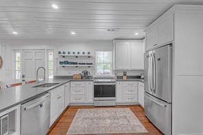 Fridge, microwave, oven, dishwasher - NEW! Bungalow off Floyd St in the heart of Covington (Covington)
