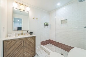 Douche, sèche-cheveux, serviettes fournies
