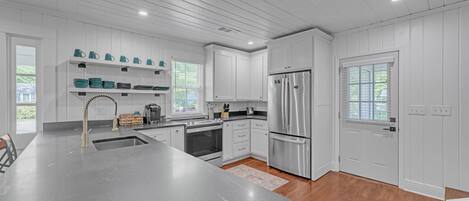 冷蔵庫、電子レンジ、オーブン、食器洗い機