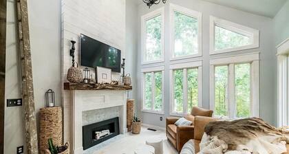 Beautiful home with water view in Smith Mountain Lake