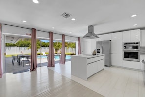 Casa familiar, vistas a la piscina | Cocina privada | Cafetera o tetera, hervidor eléctrico y trona infantil