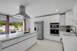 Cafetera/tetera, tetera/pava eléctrica, silla alta para bebés