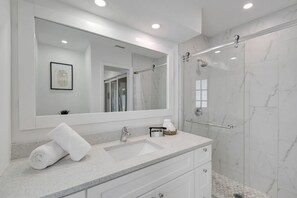 Familienhaus, Poolblick | Badezimmer
