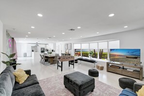 Familienhaus, Poolblick | Wohnbereich