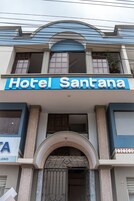 Un edificio con un letrero que dice 'Hotel Santana'.