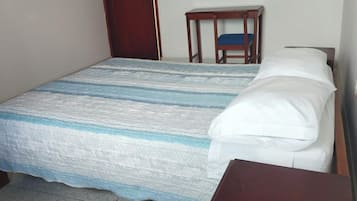Habitación básica, vista a la ciudad | Espacio para trabajar con laptop y wifi gratis