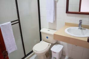 Basic Room, City View | Bathroom | Towels, soap, toilet paper - Hotel Santana (Sincelejo)