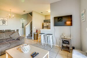 Living area - Gated Resort Vacation Home Near Disney world and the greater Orlando area (Davenport)