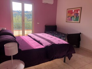1 bedroom, iron/ironing board, WiFi, bed sheets - "Home from Home" with outdoor spaces for eating and relaxing, 5 minutes from the sea. (Tortoreto)