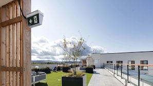 A rooftop terrace with artificial grass, seating areas, and a view of the landscape. - Cork Street in Dublin (Dublin)