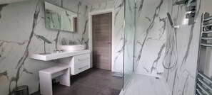 Shower, hair dryer, towels, soap - Torquay Seaview Holiday Apartment (Torquay)