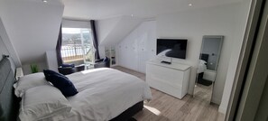 2 bedrooms, iron/ironing board, WiFi, bed sheets - Torquay Seaview Holiday Apartment (Torquay)