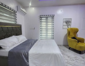 1 habitación, escritorio y espacio para trabajar con laptop 