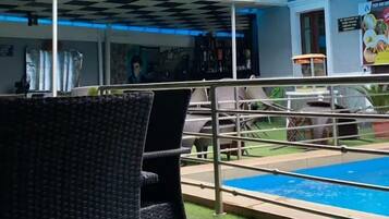Swim-up bar
