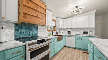 Mikroaaltouuni, uuni, liesi, astianpesukone