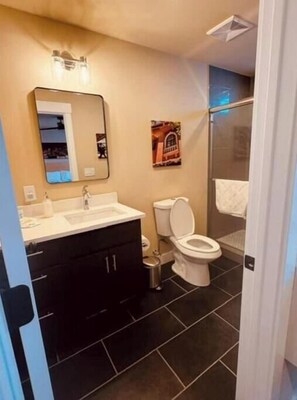 Secadora de cabello, toallas, jabón, papel de baño 