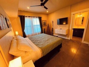 Tabla de planchar con plancha, wifi, ropa de cama