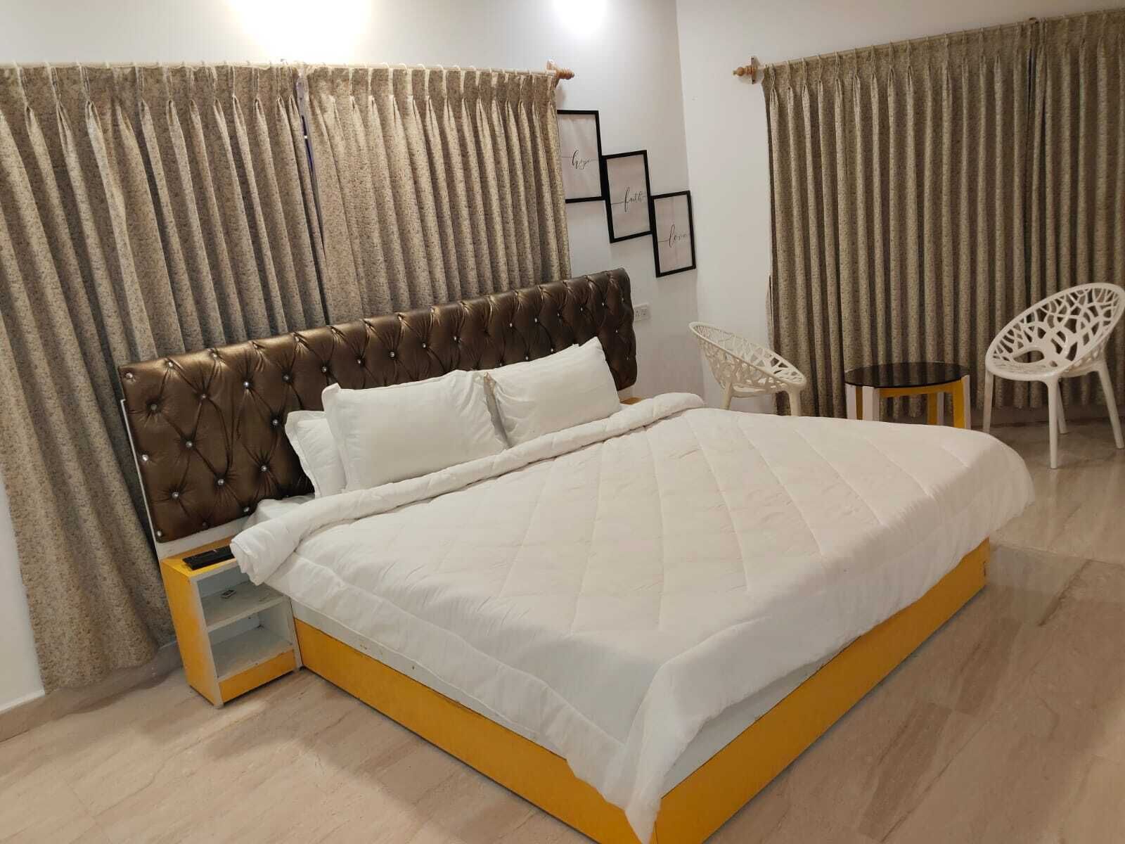 Schreibtisch, laptopgeeigneter Arbeitsplatz, kostenloses WLAN