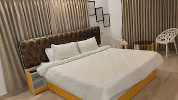 Schreibtisch, laptopgeeigneter Arbeitsplatz, kostenloses WLAN