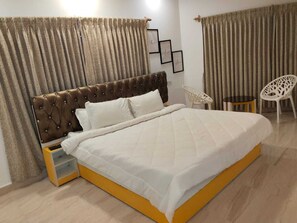 Työpöytä, kannettavalle tietokoneelle sopiva työtila, ilmainen Wi-Fi