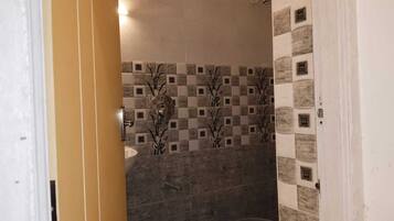 Douche, articles de toilette gratuits, serviettes fournies, savon